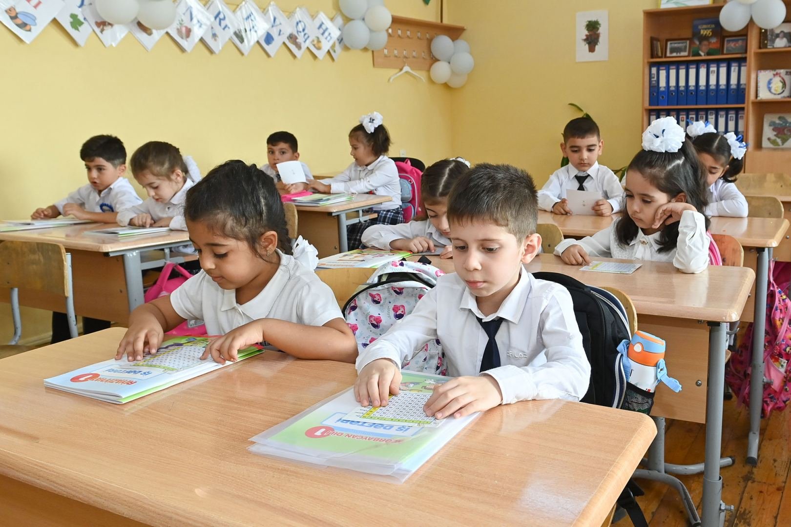 Azsaylı xalqların dilində dərsliklər məktəblərə göndərilib