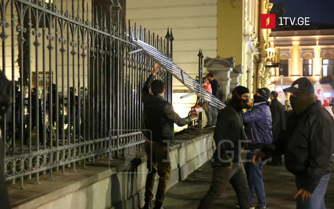 Tbilisidə etirazçılar Prezident Sarayının ərazisinə basqın etdilər - Fotolar