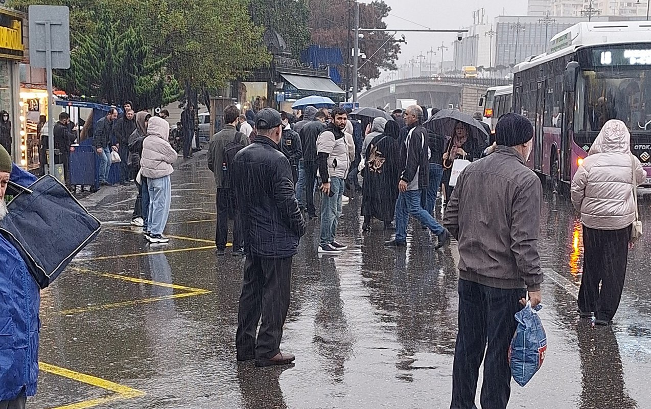 Minlərlə insanın avtobusa mindiyi yerdə dayanacaq pavilyonu yoxdur - Foto