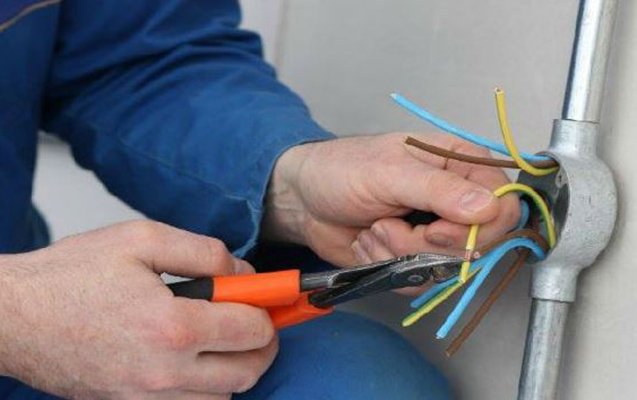 “Azərişığ”ın əməkdaşını cərəyan vurub öldürdü