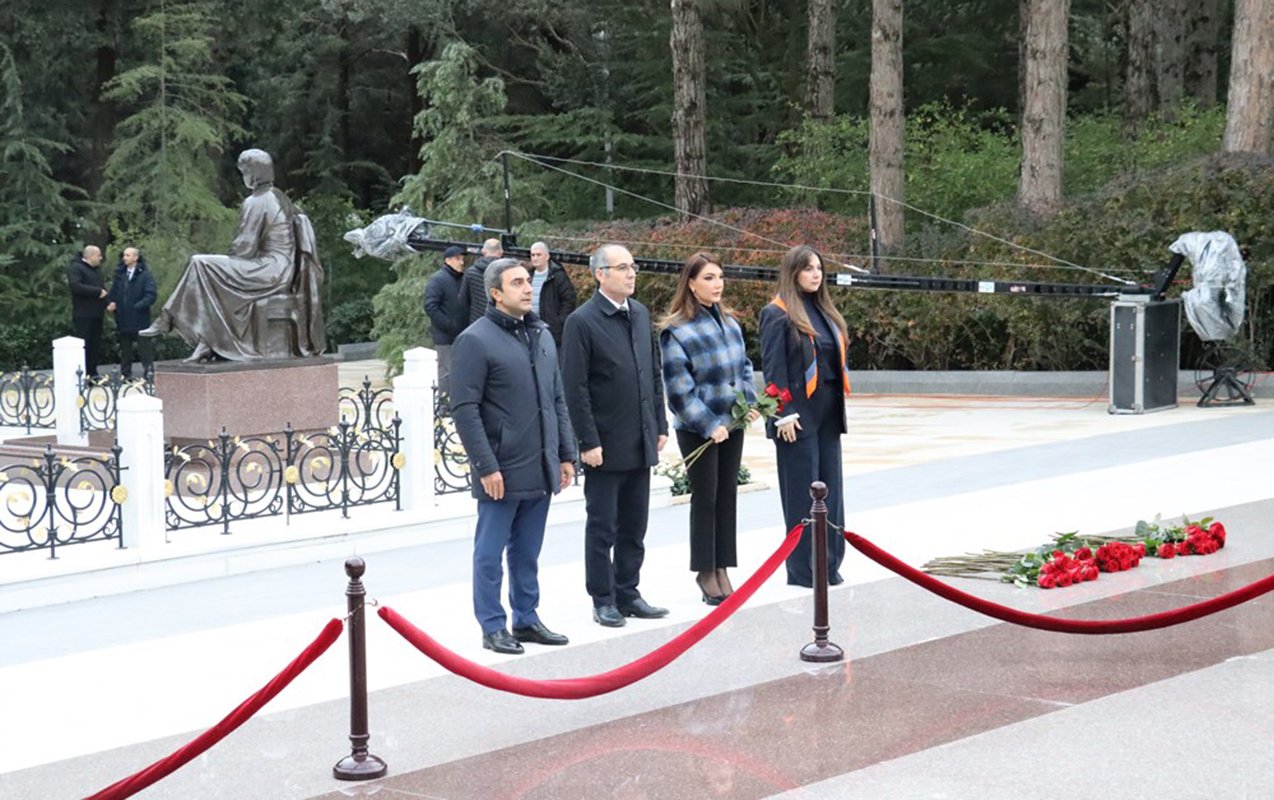 Azərbaycan Universitetinin kollektivi Fəxri xiyabanda olub - Fotolar