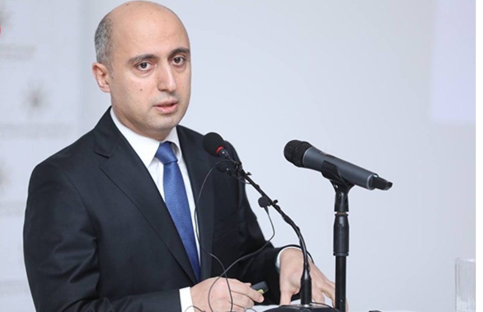 "Müqayisə edə bilərsiniz, mənim kitablarım daha ağır idi” - Nazir