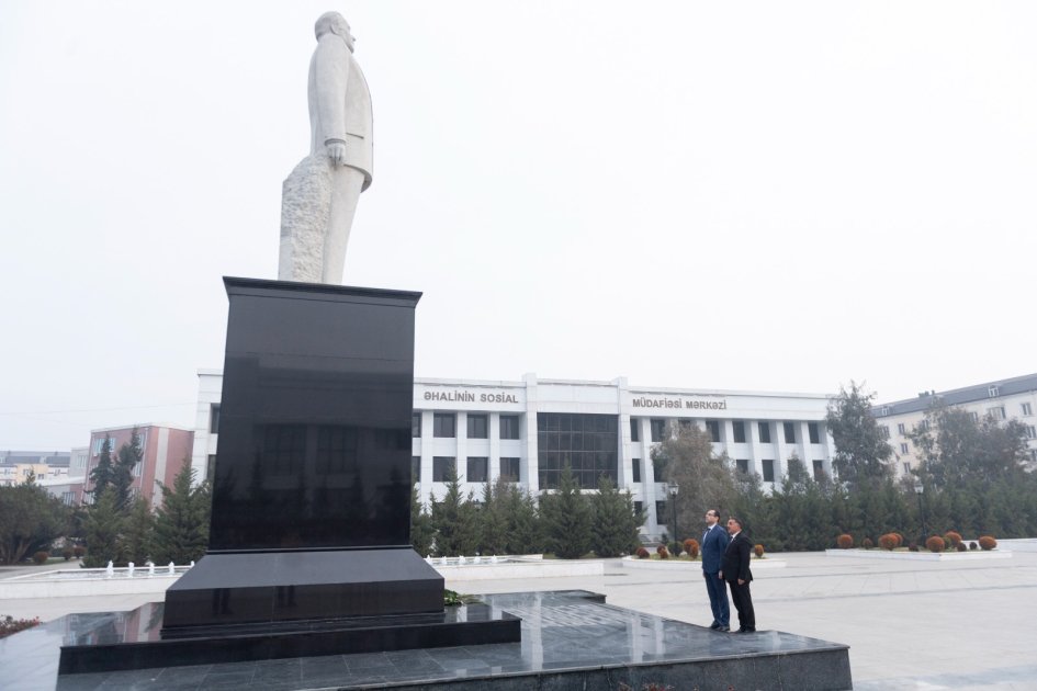 Kənd təsərrüfatı naziri Sabirabadda vətəndaşların müraciətlərini dinləyib